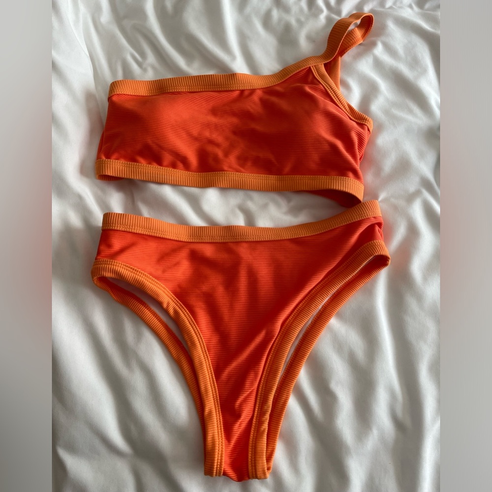 One shoulder contrast trim bikini swimsuit size small